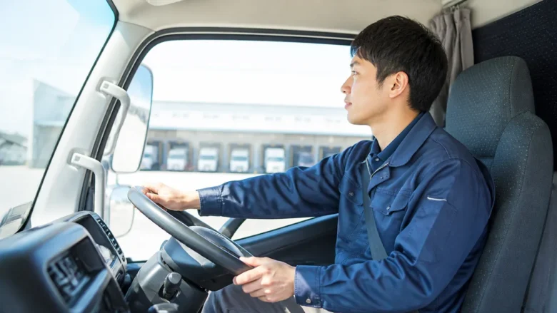 勤務時間と残業は担当便や荷物量によって変動する