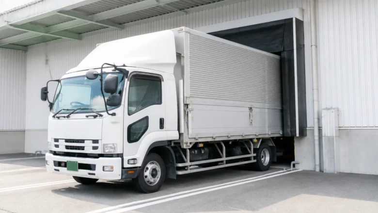 接車ではトラックをバースやドックに寄せて停車させる