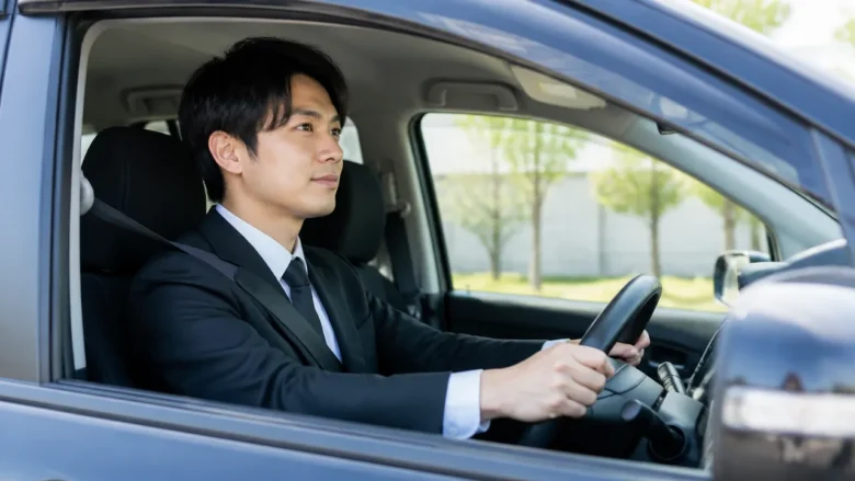 必要なのは車種に応じた運転免許で特別な資格は基本的にない