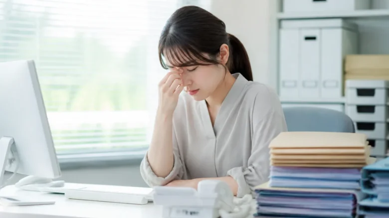 物流事務がしんどい主な理由は業務量の波と調整業務の多さ