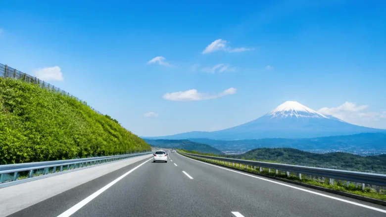 新東名は走行距離が短く、直線的な道路構造で時間を縮めやすい